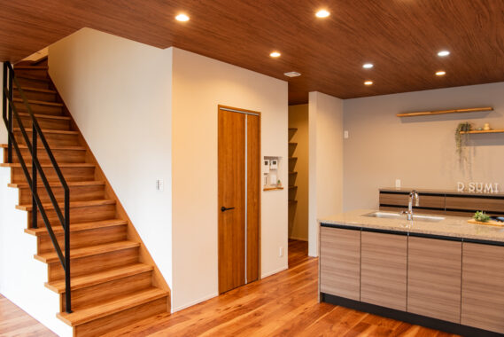 木の温かみを感じる　北欧モダンスタイルのおうち