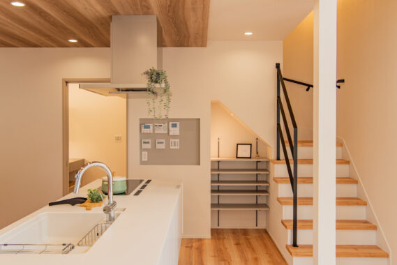 木の温もりと心地よい吹抜けのある暮らし