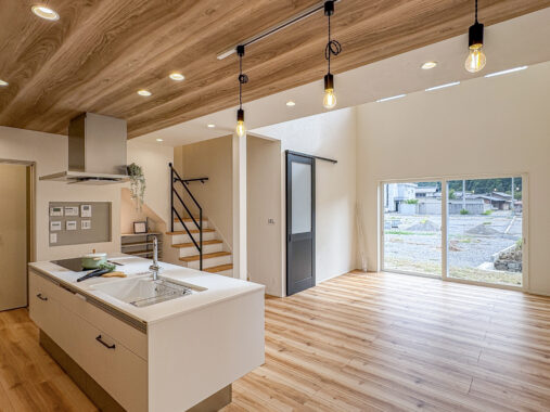 木の温もりと心地よい吹抜けのある暮らし