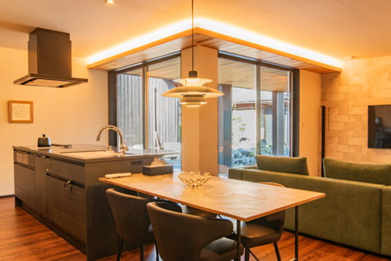 【ルームツアー｜４１】色と光が描く　都会の隠れ家空間