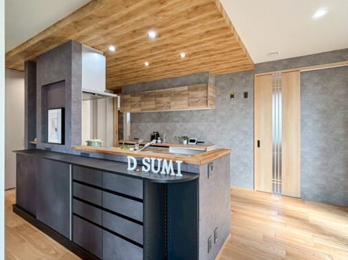 唯一無二の美しさ 陶器の外壁×コーチパネル工法の家