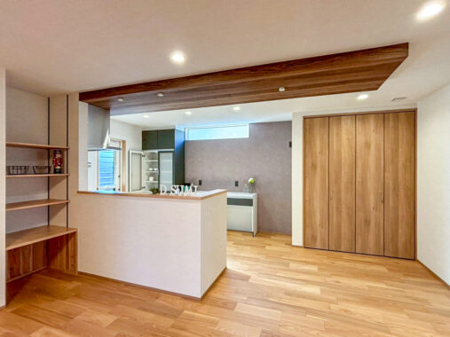 玄関直結の「ただいま動線」と木目が奏でる安らぎの家